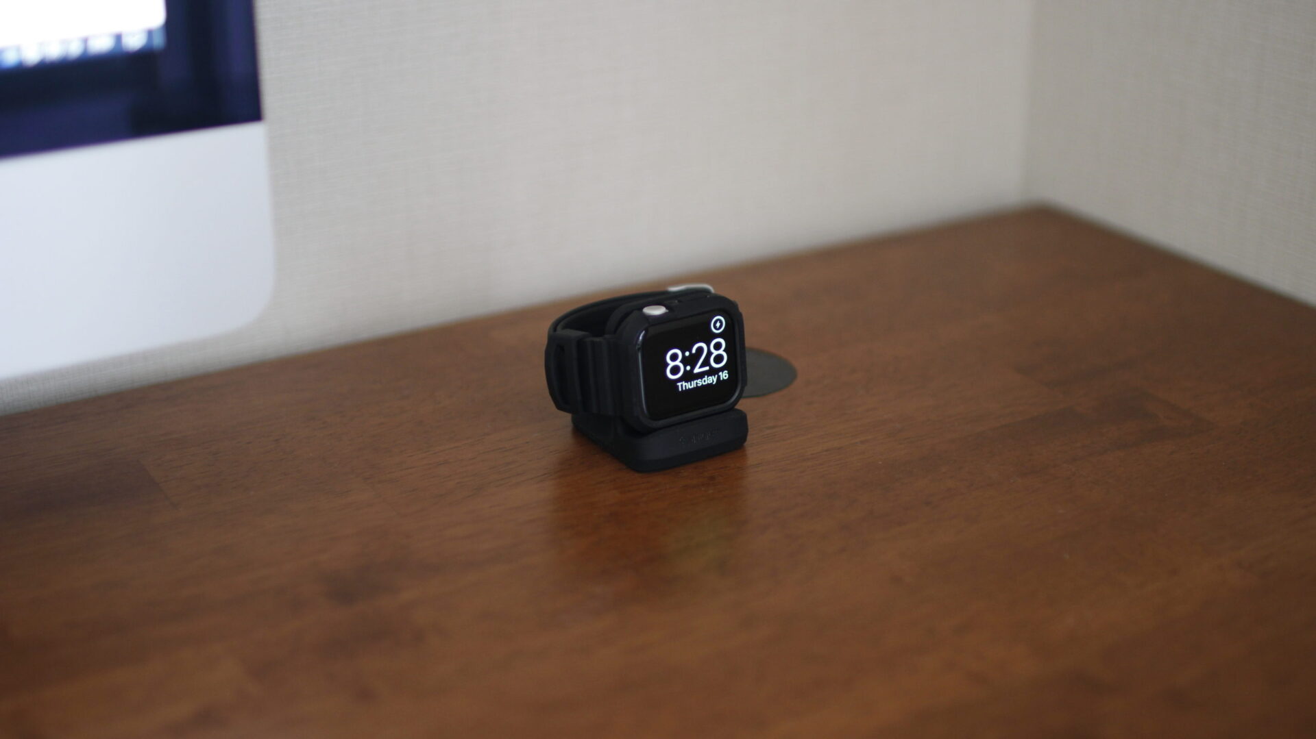 デスクの配線孔を使ってApple Watchの充電ドックをいい感じにした